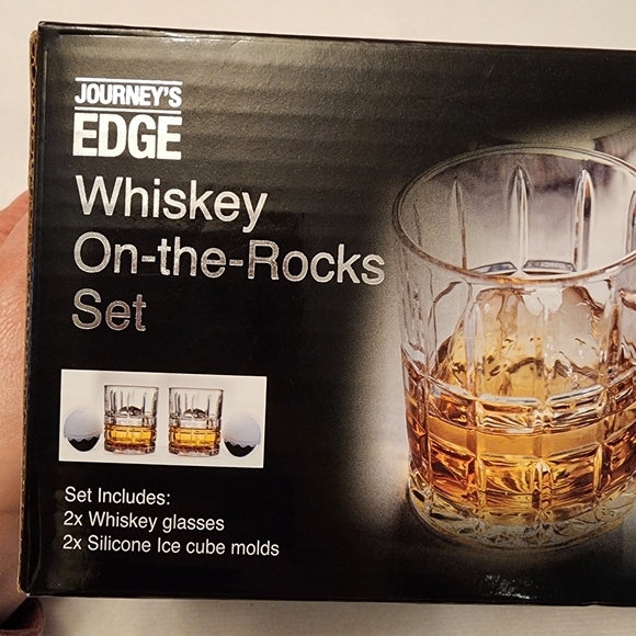 Set of Whiskey 2 Glasses with Ice Cube Molds - Picture 2 of 4